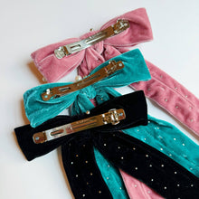 Load image into Gallery viewer, Pearl Throwed Velvet Bow Hair Clip