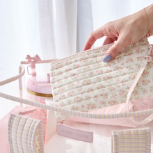 Load image into Gallery viewer, Case-Mate Quilted Ditsy Floral Jelly Tote Bag